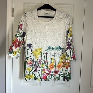 Beautiful flowered top with cut out sleeves Large